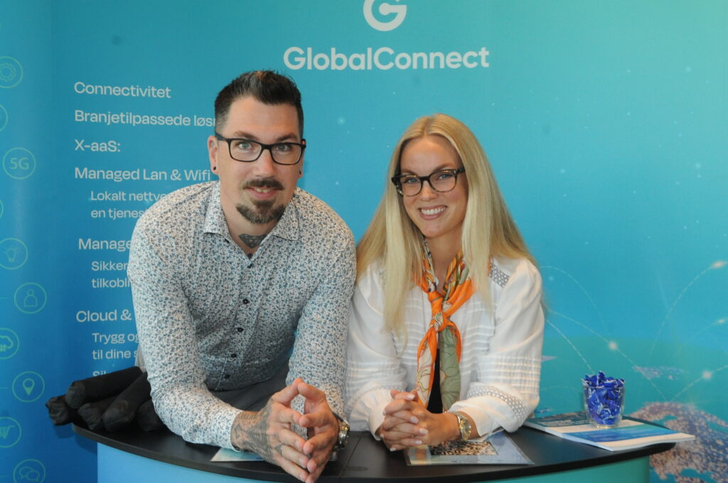 Lanserte avtalen: Vetle Vestmo, GlobalConnects sjef for SMB Portfolio og Karoline Berget, GlobalConnects salgsleder for nye kunder innen SMB-markedet i Norge lanserte avtalen med SMB Norge under årskonferansen i Moss i juni.