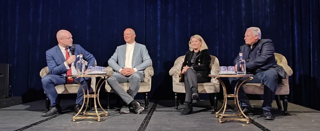 Sofaprat Desemberkonferansen 2024. Jørund Rytman, Ketil Solvik-Olsen (FrP), Monika Mæland (H) og Truls Berg.