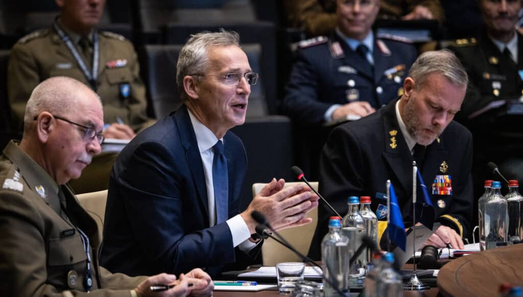 NATO Secretary General, Jens Stoltenberg (centre) with Admiral Rob Bauer, the Chair of the NATO Military Committee (right) and Lieutenant General Janusz Adamczak, Director General of the NATO International Military Staff (left). Foto: NATO/IMS