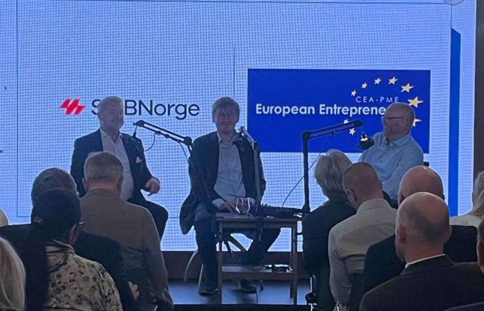 Stefan Moritz, CEO European Entrepreneurs, styreleder i SMB Norge, Karl-Anders Grønland og podcastvert Klaus Jakobsen. Live-podcast under den internasjonale SMB-dagen.