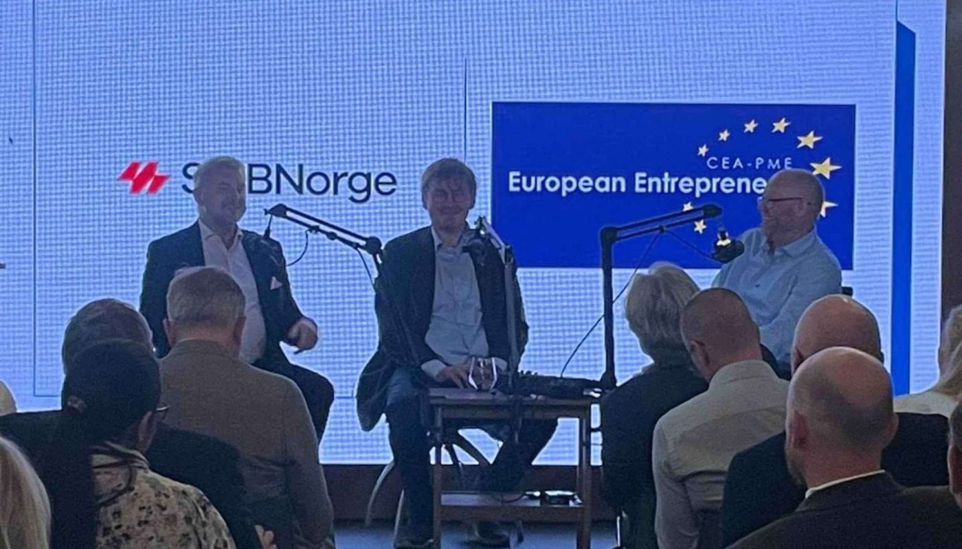 Stefan Moritz, CEO European Entrepreneurs, styreleder i SMB Norge, Karl-Anders Grønland og podcastvert Klaus Jakobsen. Live-podcast under den internasjonale SMB-dagen.