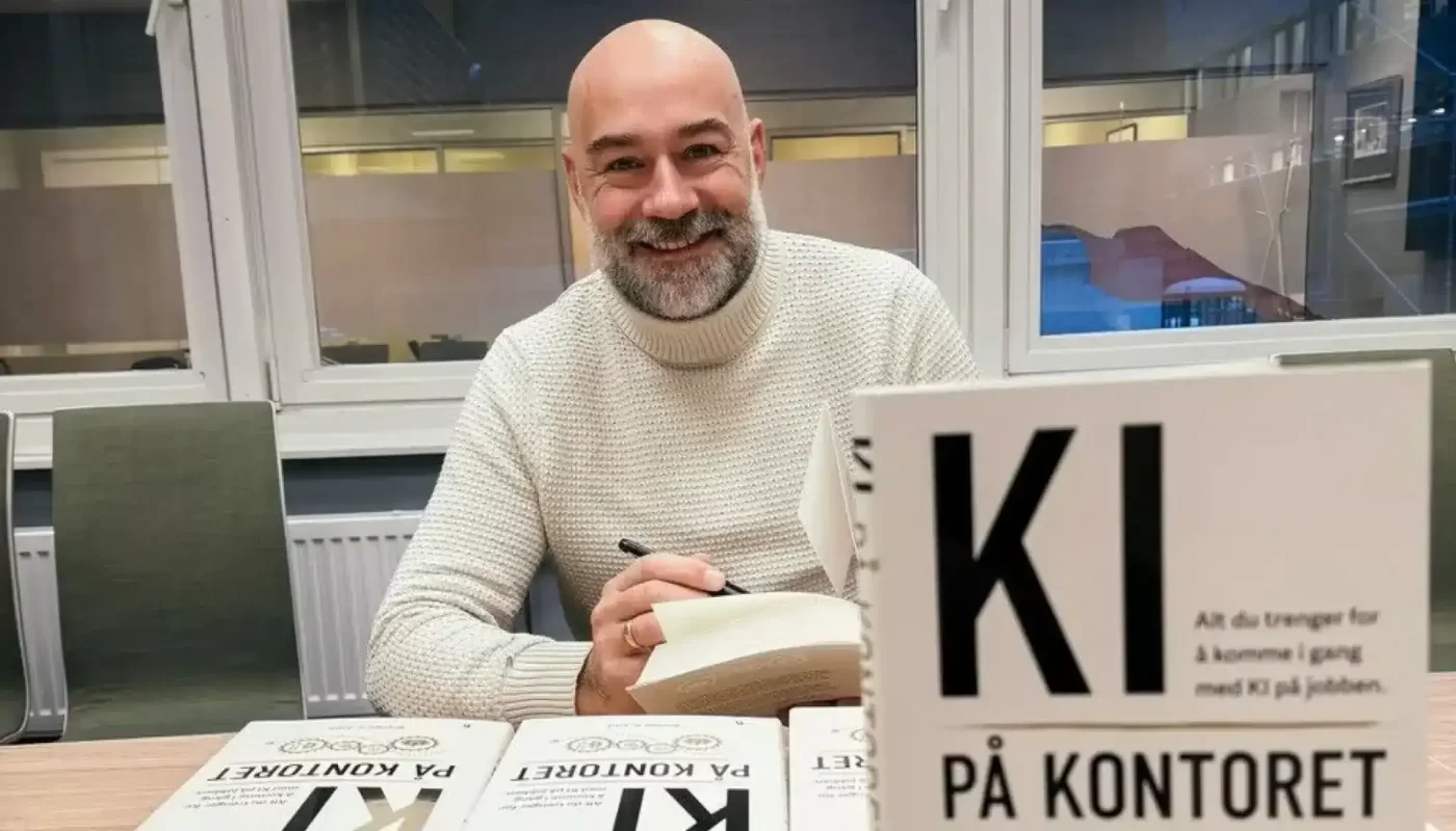 Billedtekst: Øivind H. eide har skrevet en veldig praktisk bok om bruk av KI på kontoret. Han er selv ingen datamann, noe som trolig har medvirket til at han har skrevet en bok alle kan forstå: Foto: Privat