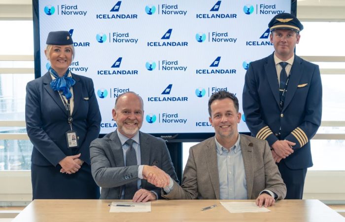 (F.v. foran) Stein Ove Rolland, adm. dir i Fjord Norge; Gísli S. Brynjolfsson, global markedsdirektør i Icelandair; (f.v. bak) Sigurlaug Petursdottir, kabinpersonale Icelandair; Axel Haraldsson, pilot i Icelandair. Foto: Erik Hatleli Aasen/Fjord Norge