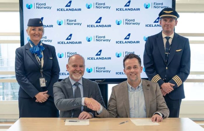 (F.v. foran) Stein Ove Rolland, adm. dir i Fjord Norge; Gísli S. Brynjolfsson, global markedsdirektør i Icelandair; (f.v. bak) Sigurlaug Petursdottir, kabinpersonale Icelandair; Axel Haraldsson, pilot i Icelandair. Foto: Erik Hatleli Aasen/Fjord Norge