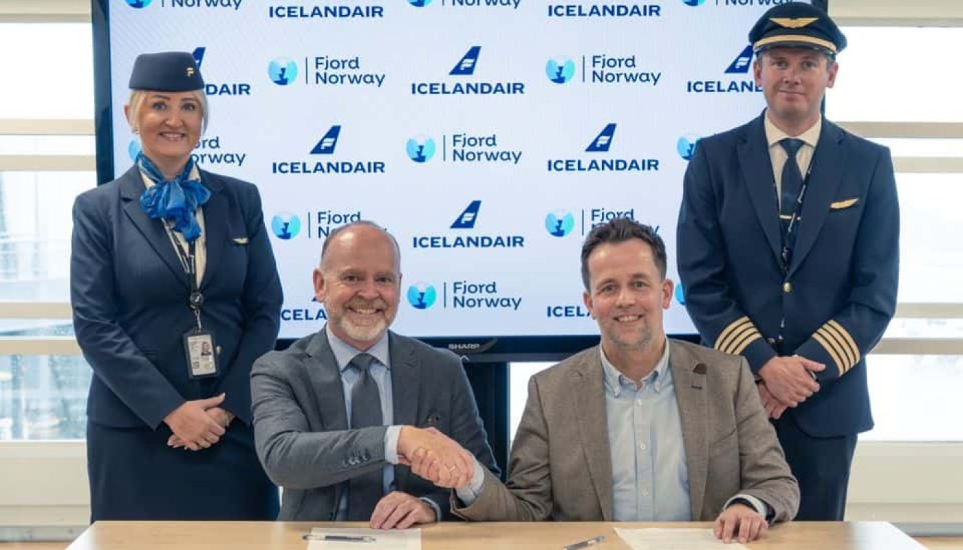 (F.v. foran) Stein Ove Rolland, adm. dir i Fjord Norge; Gísli S. Brynjolfsson, global markedsdirektør i Icelandair; (f.v. bak) Sigurlaug Petursdottir, kabinpersonale Icelandair; Axel Haraldsson, pilot i Icelandair. Foto: Erik Hatleli Aasen/Fjord Norge