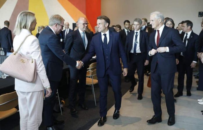 Frankrikes president Emmanuel Macron hilser på administrerende direktør i Innovasjon Norge, Håkon Haugli, under Frankrikes offisielle besøk til Norge i juni i år. Foto: Tom Hansen / Innovasjon Norge