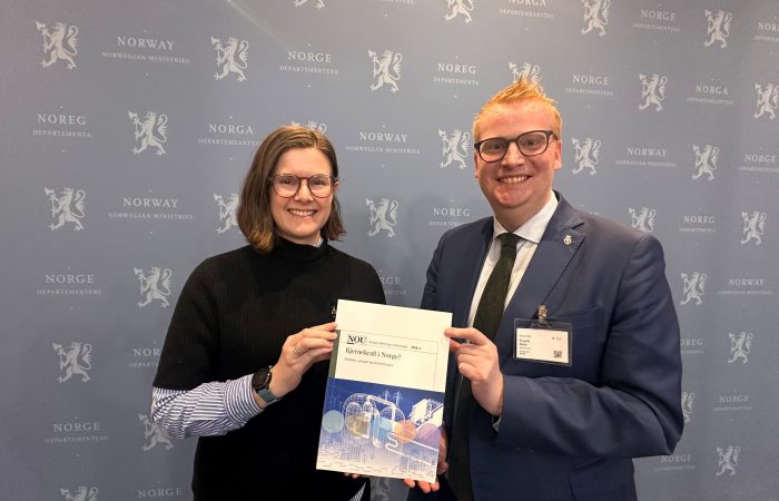 Fra venstre: daglig leder Tina Melfjord-Piontek og styreleder Fredrik Holm i Norske kjernekraftkommuner. Foto: Mona Adolfsen.