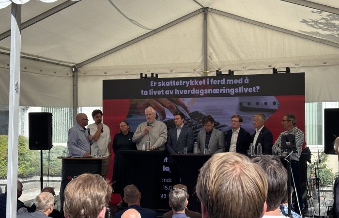 Fra debatten om skattetrykket i Norge, under Arendalsuka i august, i SMB-teltet. Fra venstre: Klaus Jakobsen (debattleder), Alf Gunnar Andersen (Gründer Horde),  Ingrid Nergaard Fjeldstad (Landsstyremedlem Venstre), Jon Gunnar Pedersen (Sentralstyremedlem Høyre), Lars Barstad Løvold (daværende leder FpU), Per-Arne Tuftin (Direktør Norsk Reiseliv), Even Røed (Stortingsrepresentant Arbeiderpartiet), Jørgen Kristiansen (Stortingsrepresentant KrF) og Ole Gjems-Onstad (Professor emeritus).

Foto: Ulf Leirstein