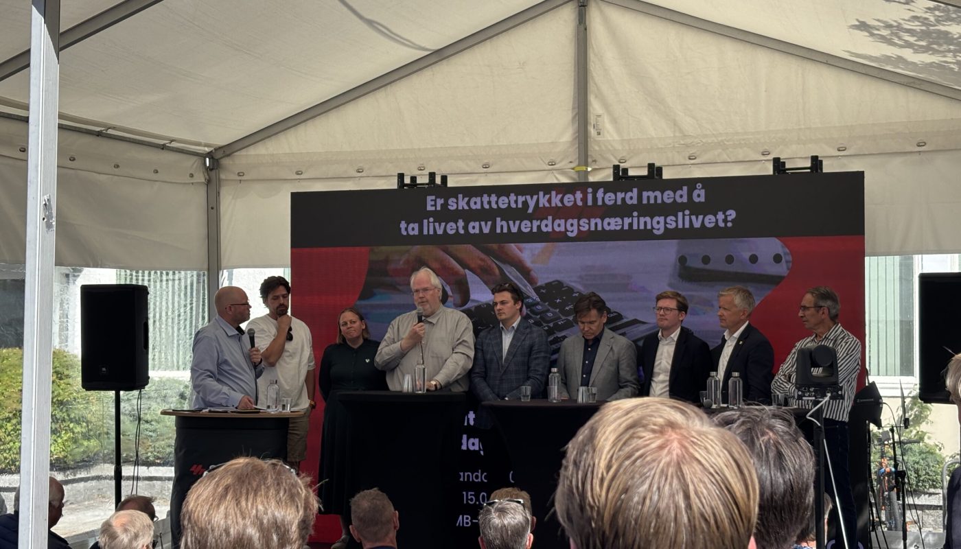 Fra debatten om skattetrykket i Norge, under Arendalsuka i august, i SMB-teltet. Fra venstre: Klaus Jakobsen (debattleder), Alf Gunnar Andersen (Gründer Horde),  Ingrid Nergaard Fjeldstad (Landsstyremedlem Venstre), Jon Gunnar Pedersen (Sentralstyremedlem Høyre), Lars Barstad Løvold (daværende leder FpU), Per-Arne Tuftin (Direktør Norsk Reiseliv), Even Røed (Stortingsrepresentant Arbeiderpartiet), Jørgen Kristiansen (Stortingsrepresentant KrF) og Ole Gjems-Onstad (Professor emeritus).

Foto: Ulf Leirstein