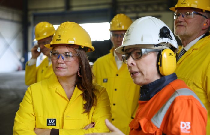 Næringsminister Cecilie Myrseth under omvisning på Hydros fabrikk Azuqueca de Henares. Foto: NFD