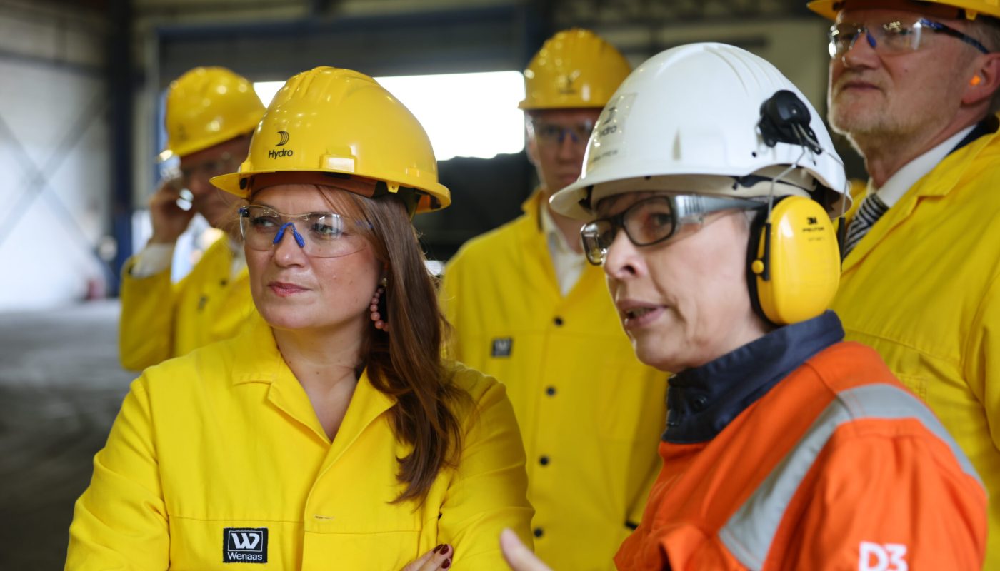 Næringsminister Cecilie Myrseth under omvisning på Hydros fabrikk Azuqueca de Henares. Foto: NFD
