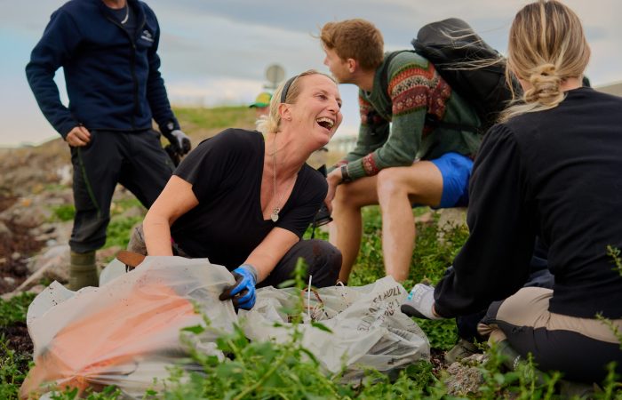 Plastjegerne, Guerrilla Plastic Movement og Hold Norge Rent åpnet Strandryddeuka 2025 på Smøla 12. september. Til stede var også Friluftsrådet Nordmøre og Romsdal, ReMidt, Smøla kommune og Friluftslivets år.