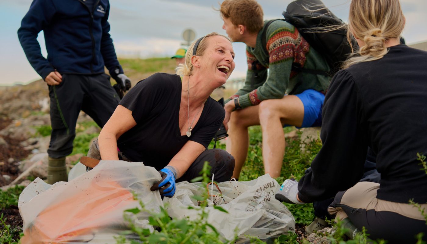 Plastjegerne, Guerrilla Plastic Movement og Hold Norge Rent åpnet Strandryddeuka 2025 på Smøla 12. september. Til stede var også Friluftsrådet Nordmøre og Romsdal, ReMidt, Smøla kommune og Friluftslivets år.