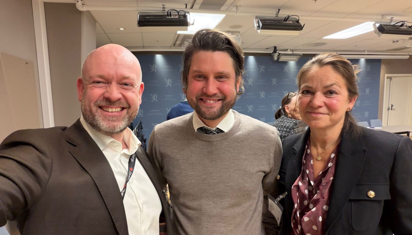 Administrerende direktør Jørun Rytman og Forbundsstyrets 2. nestleder Ragnhild Skjævestad i møtet med statssekretær Vegard Grøslie Wennesland og Næringsdepartementet. Kreditering: SMB Norge