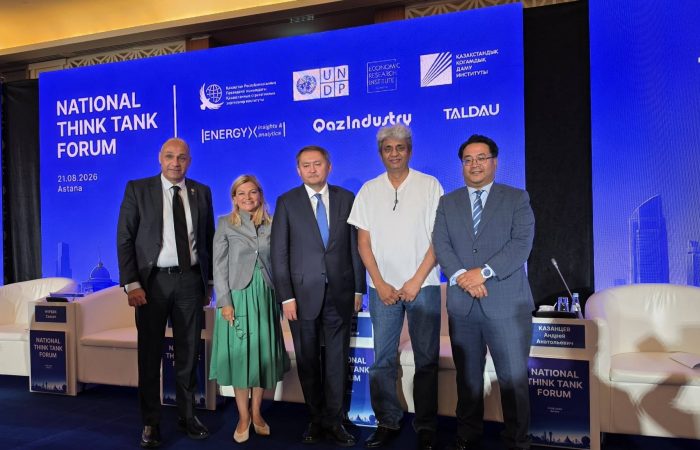 Glenn Agung Hole skriver en kommentar om strategier for norsk næringsliv, etter besøk i Kazakstan. Her avbildet under National Think Tank Forum, Astana i august: Amr Yehia (Ahram Egypt), Katarzyna Wawiernia (UNDP Resident Representative in Kazakhstan), Sayasat Nurbek (Minister of Science and Higher Education in Kazakstan), Raza Syed (Euroasia Policy Council in London) og Glenn Agung Hole (Førsteamunensis ved Universitetet i Sør Øst Norge)