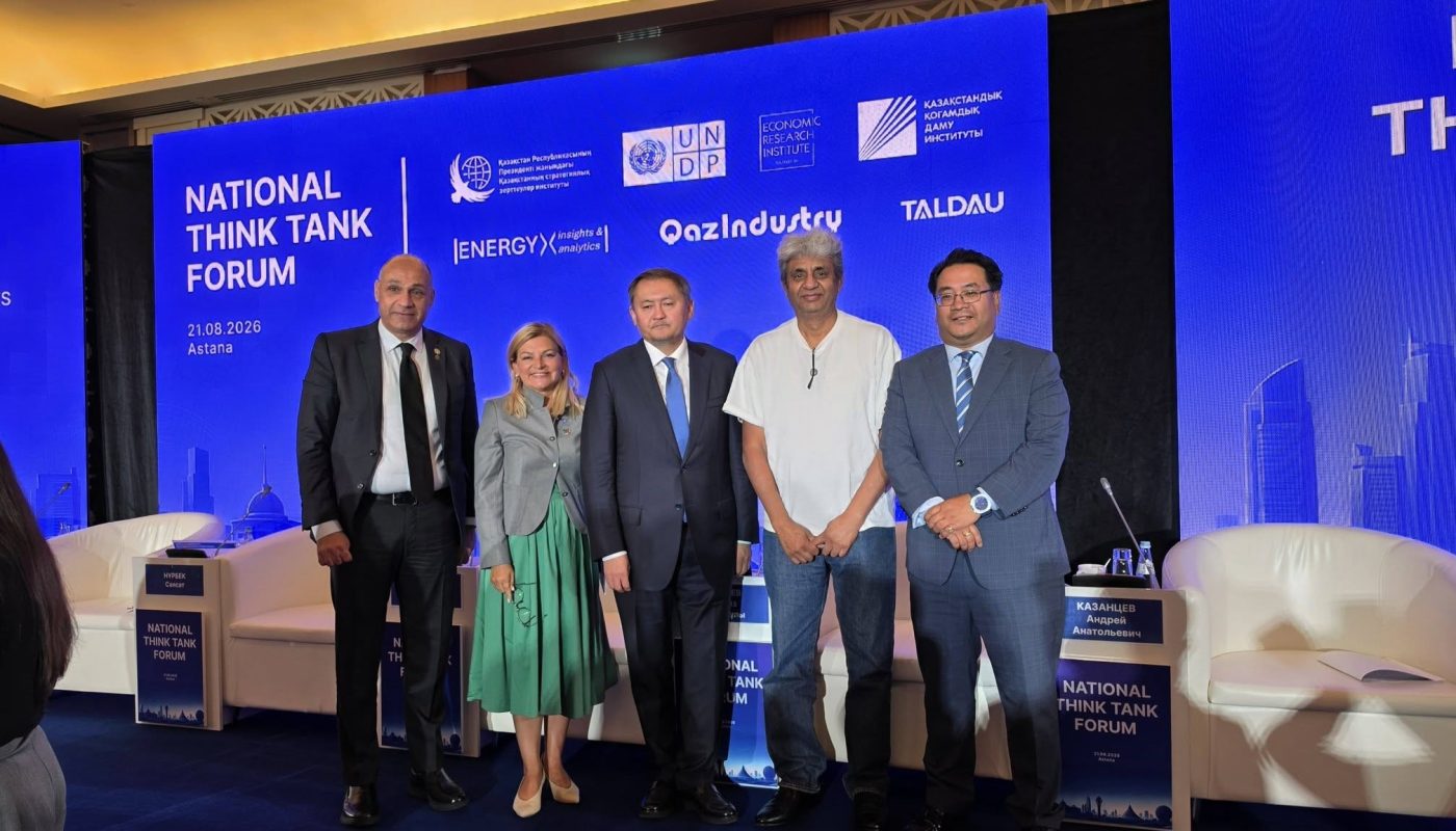 Glenn Agung Hole skriver en kommentar om strategier for norsk næringsliv, etter besøk i Kazakstan. Her avbildet under National Think Tank Forum, Astana i august: Amr Yehia (Ahram Egypt), Katarzyna Wawiernia (UNDP Resident Representative in Kazakhstan), Sayasat Nurbek (Minister of Science and Higher Education in Kazakstan), Raza Syed (Euroasia Policy Council in London) og Glenn Agung Hole (Førsteamunensis ved Universitetet i Sør Øst Norge)