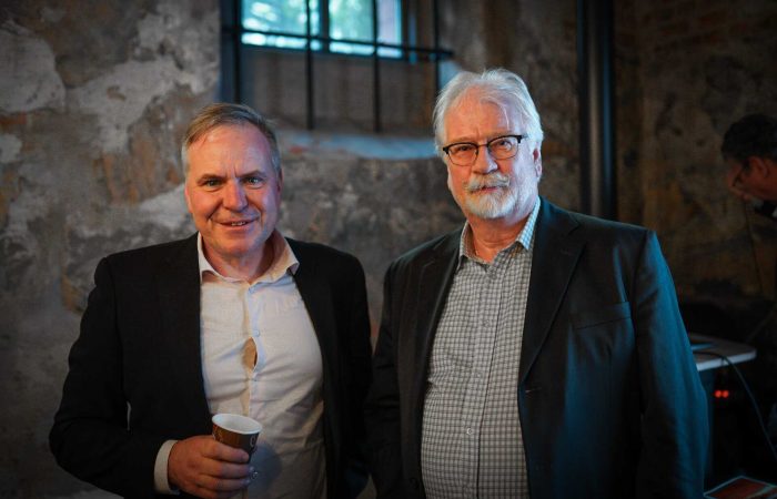 Alfred Bjørlo (Venstre) vant årets ildsjel-pris, utdelt av Norges Gründerforening, her ved leder Eivind Skare.
Foto: Albert Bright