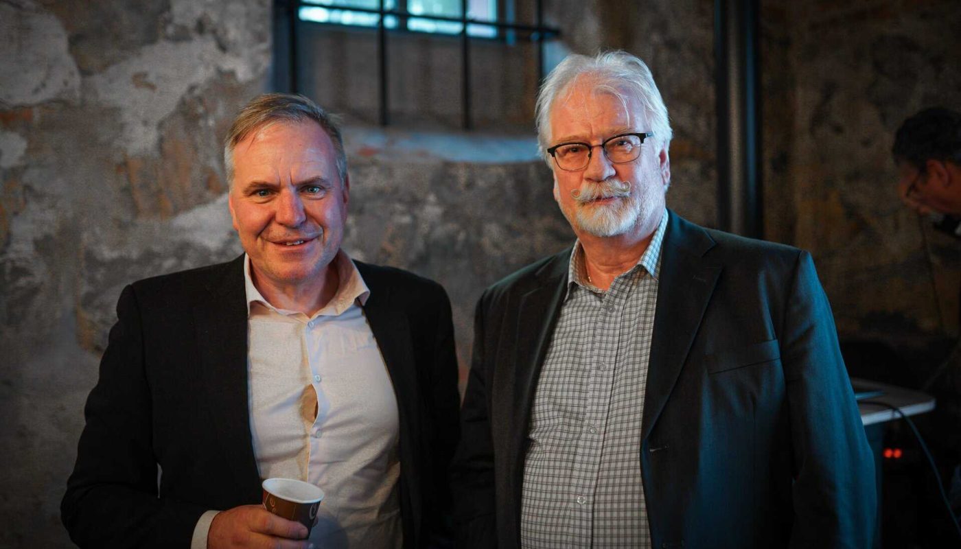 Alfred Bjørlo (Venstre) vant årets ildsjel-pris, utdelt av Norges Gründerforening, her ved leder Eivind Skare.
Foto: Albert Bright