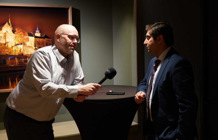 Klaus Jakobsen snakker med stortingsrepresentant Himanshu Gulati under SMB Norges internasjonale konferanse 2025.
Foto: Albert Bright