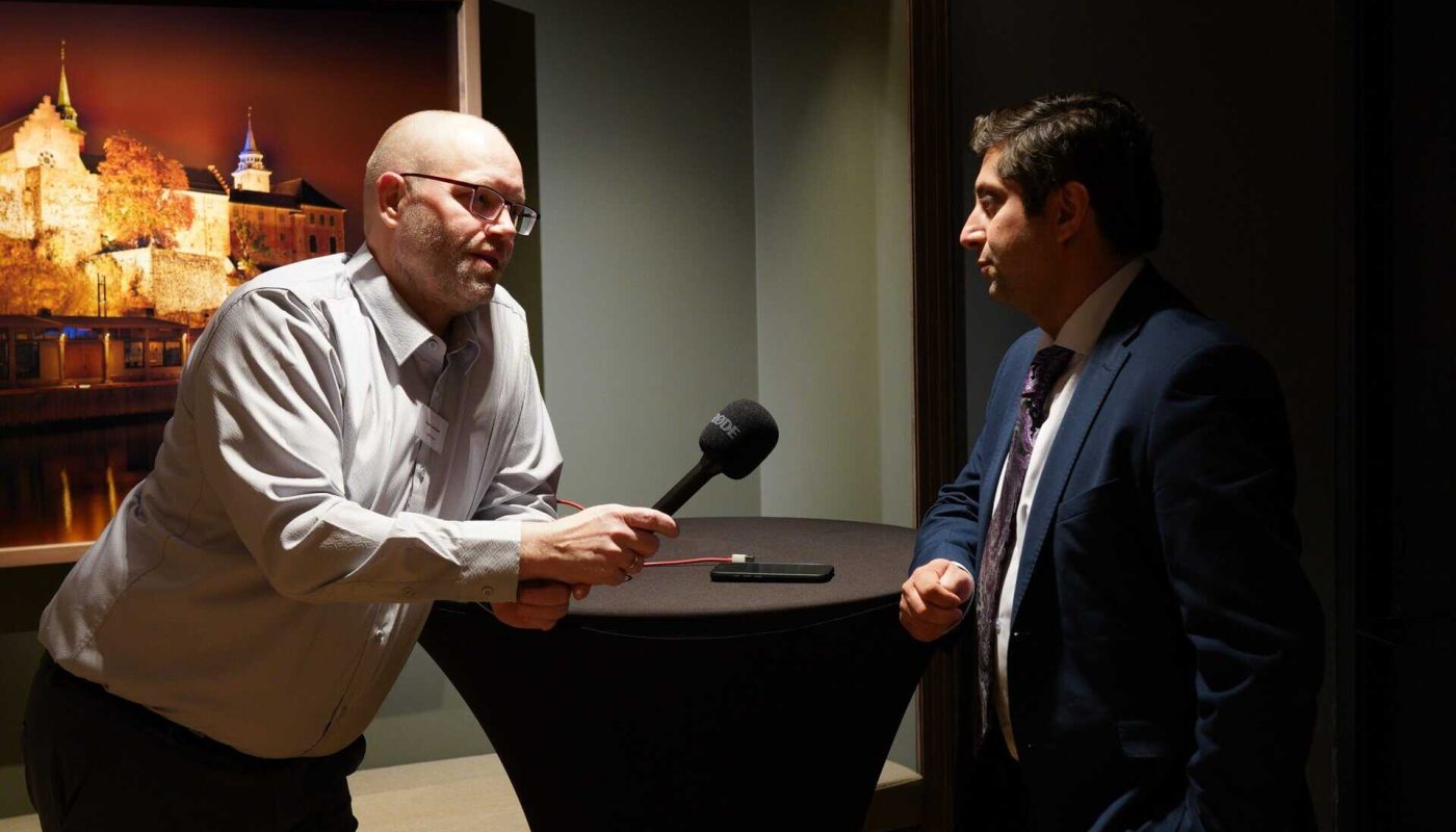 Klaus Jakobsen snakker med stortingsrepresentant Himanshu Gulati under SMB Norges internasjonale konferanse 2025.
Foto: Albert Bright