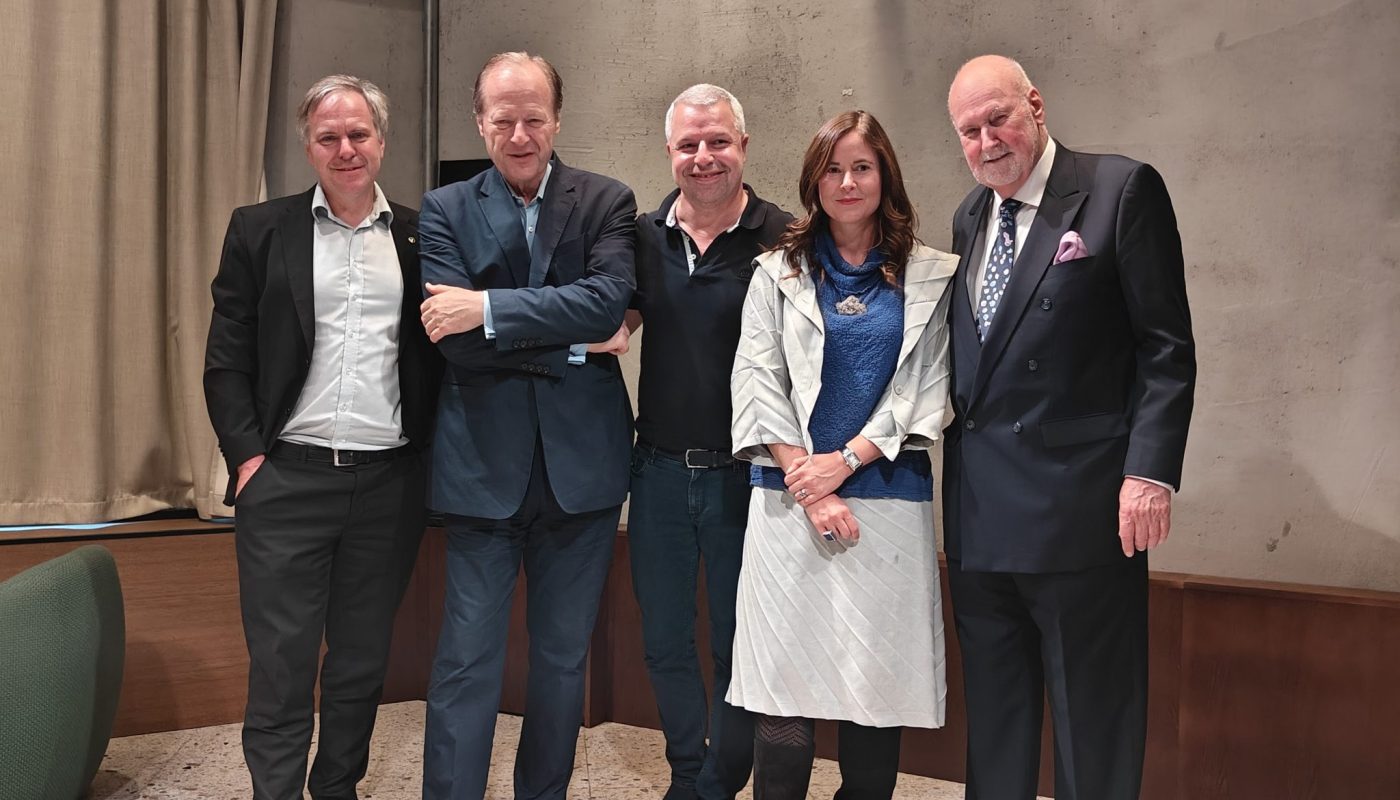 Sunmøre Tingrett kom frem til at søksmålet mot formuesskatt likevel oppfattes som politisk. Noe å tygge på for Alfred Bjørlo (Venstre), professor Mads Andenæs, Lars Oscar Øvstegård, Laura Baudenbacher og Carl Baudenbacher, fra et arrangement i 2024.
Foto: Klaus Jakobsen