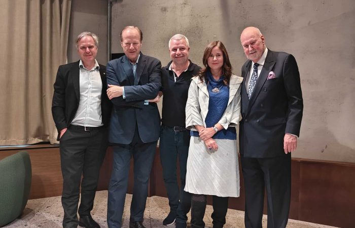 Under pressekonferanse, ved lansering av juridisk rapport i 2024. Alfred Bjørlo (Venstre), professor Mads Andenæs, Lars Oscar Øvstegård, Laura Baudenbacher og Carl Baudenbacher.
Foto: Klaus Jakobsen