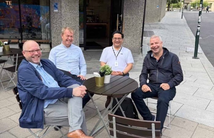 Miraklenes tid er ikke over. NRK har endelig skrevet balansert om formuesskatten. God stemning hos Klaus Jakobsen, Terje Bøe, Glenn Agung Hole og Lars Oscar Øvstegård.
Foto: Anne-Britt Aambø Hallaråker