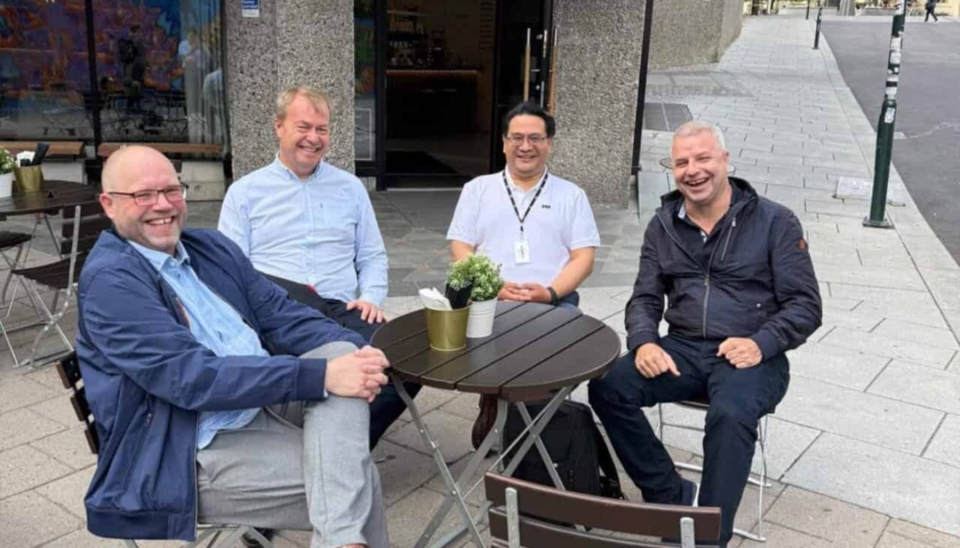 Miraklenes tid er ikke over. NRK har endelig skrevet balansert om formuesskatten. God stemning hos Klaus Jakobsen, Terje Bøe, Glenn Agung Hole og Lars Oscar Øvstegård.
Foto: Anne-Britt Aambø Hallaråker