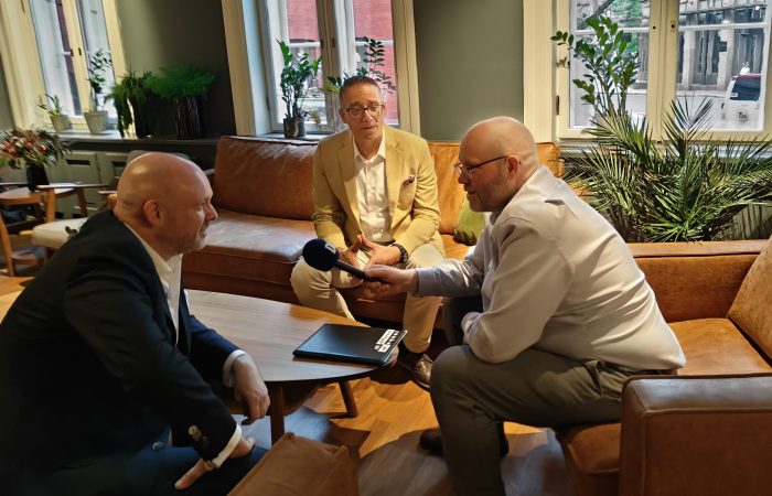 Jørund Rytman og Yousuf Gilani fra SMB Norge snakker med vår reporter om viktigheten av å bistå ukrainske næringsinitiativer.
Foto: Sigmund Brodahl