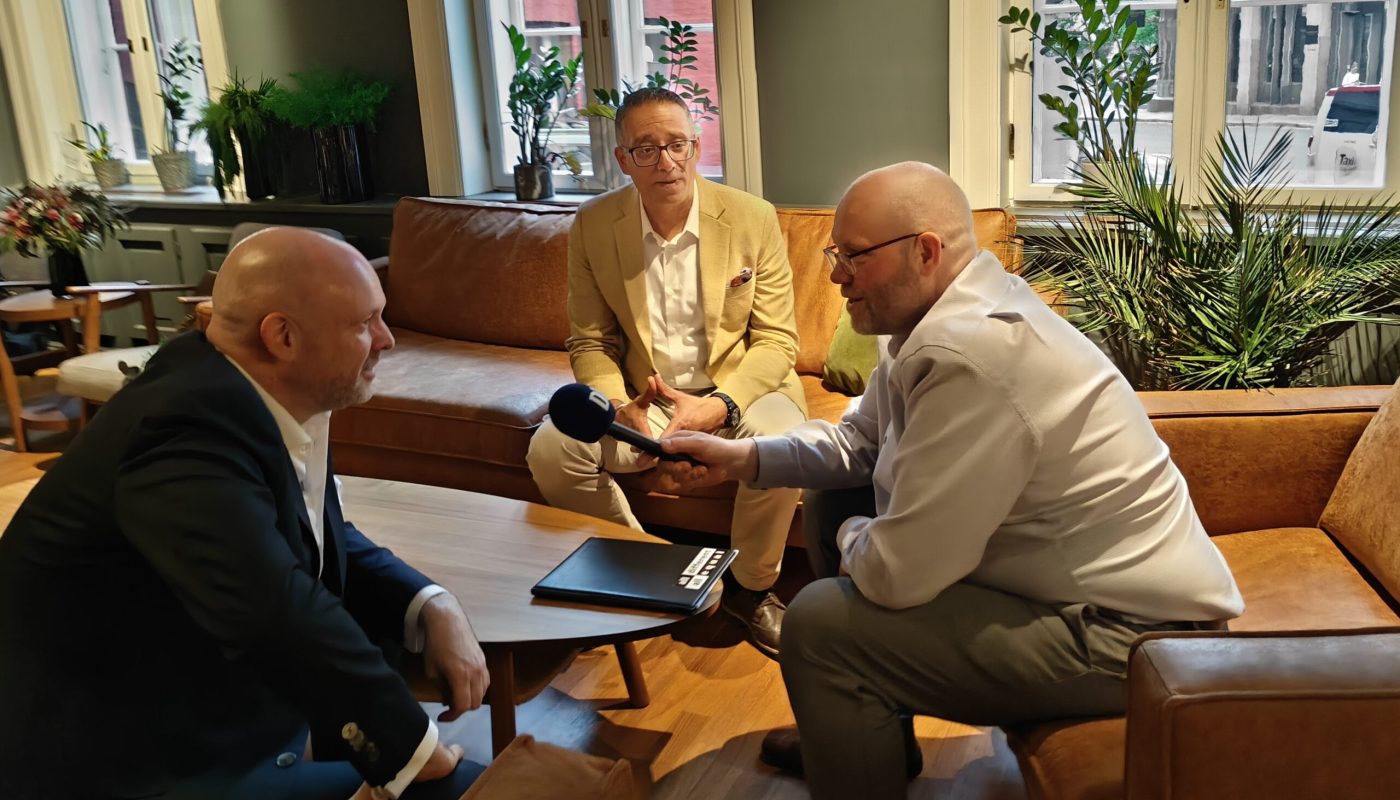 Jørund Rytman og Yousuf Gilani fra SMB Norge snakker med vår reporter om viktigheten av å bistå ukrainske næringsinitiativer.
Foto: Sigmund Brodahl