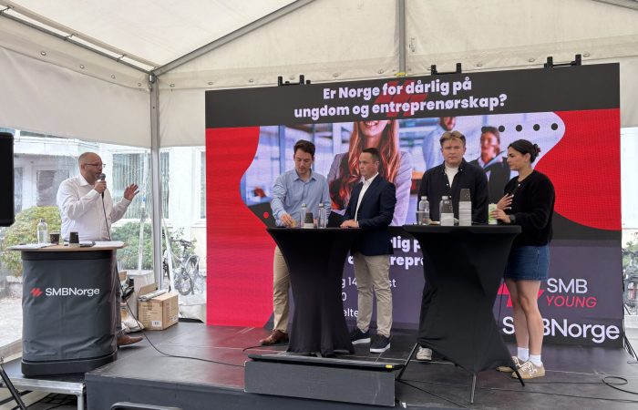 Lytt til podcast fra debatt i Arendalsuka, om ungt entreprenørskap.
Fra venstre: Klaus Jakobsen (ordstyrer), Stig Even Lillestøl (Stortingsrepresentant FrP), Tobias Rosendal Bech (SMB Young, næringsdrivende), Tejn Rolland (1. nestleder Unge Venstre) og Sanna Rana (Sentralstyremedlem Unge Høyre).

Foto: Ulf Leirstein
