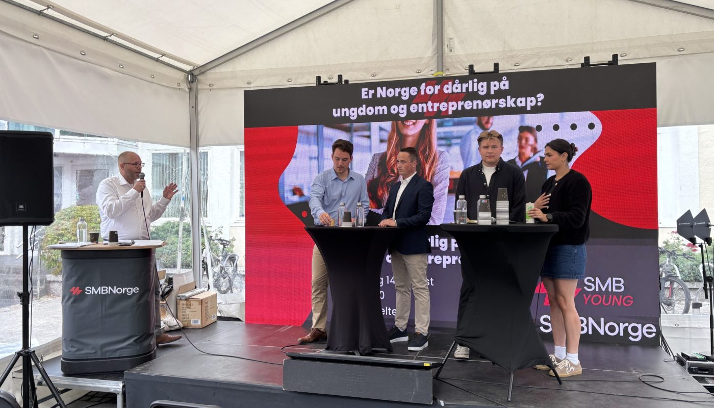 Lytt til podcast fra debatt i Arendalsuka, om ungt entreprenørskap.
Fra venstre: Klaus Jakobsen (ordstyrer), Stig Even Lillestøl (Stortingsrepresentant FrP), Tobias Rosendal Bech (SMB Young, næringsdrivende), Tejn Rolland (1. nestleder Unge Venstre) og Sanna Rana (Sentralstyremedlem Unge Høyre).

Foto: Ulf Leirstein