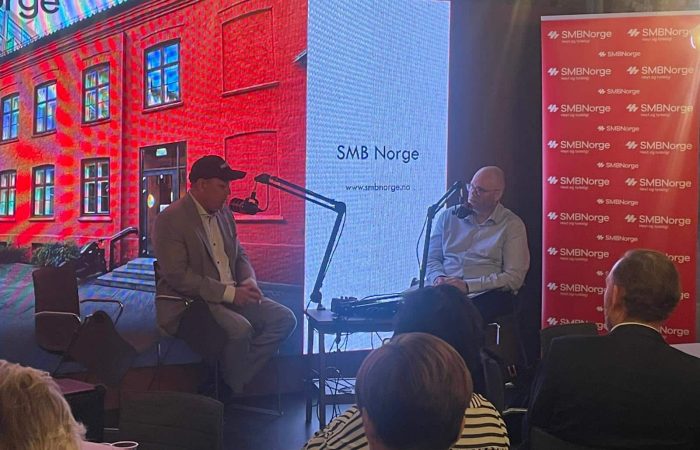 Eirik Løkke (Civita) og reporter Klaus Jakobsen under live-pod på valgdagen.
Foto: Jørund Rytman