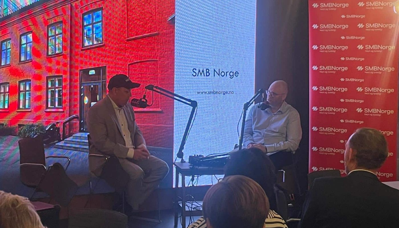 Eirik Løkke (Civita) og reporter Klaus Jakobsen under live-pod på valgdagen.
Foto: Jørund Rytman