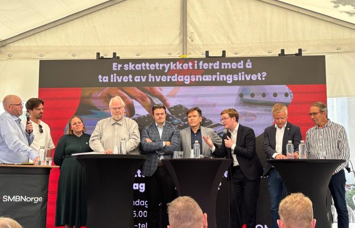 Vår reporter Klaus Jakobsen leder debatt om skattetrykket under årets utgave av Arendalsuka. Fra Venstre: Klaus, Alf Gunnar Andersen (Horde), Ingrid Nergaard Fjeldstad (Venstre), Jon Gunnar Pedersen (Høyre), Lars Barstad Løvold (leder FpU), Per-Arne Tuftin (Norsk Reiseliv), Even Røed (Stortingsrep. AP), Jørgen Kristiansen (Stortingsrep. KrF), Ole Gjems-Onstad (Professor emeritus).
Foto: Ulf Leirstein