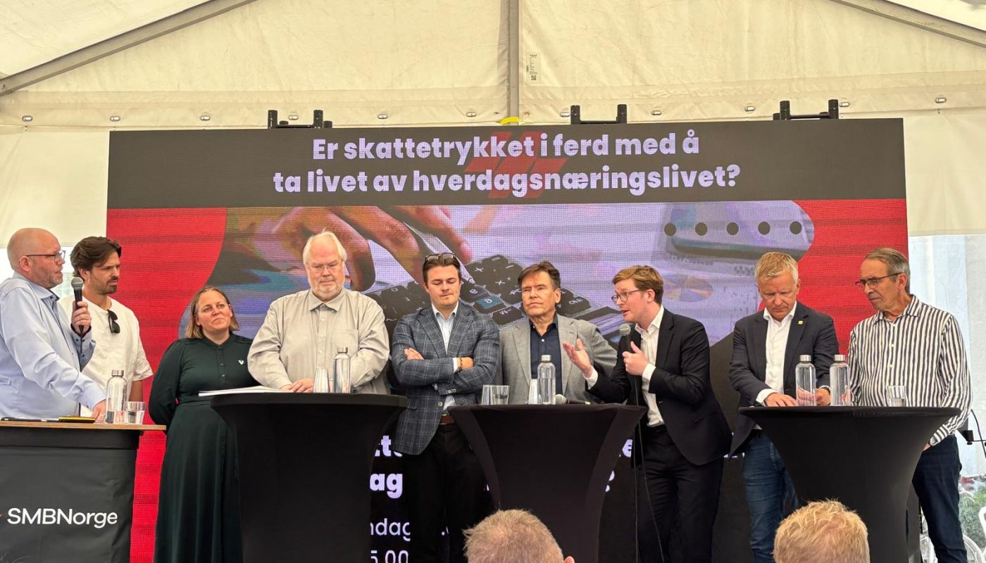 Vår reporter Klaus Jakobsen leder debatt om skattetrykket under årets utgave av Arendalsuka. Fra Venstre: Klaus, Alf Gunnar Andersen (Horde), Ingrid Nergaard Fjeldstad (Venstre), Jon Gunnar Pedersen (Høyre), Lars Barstad Løvold (leder FpU), Per-Arne Tuftin (Norsk Reiseliv), Even Røed (Stortingsrep. AP), Jørgen Kristiansen (Stortingsrep. KrF), Ole Gjems-Onstad (Professor emeritus).
Foto: Ulf Leirstein