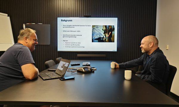 Pål Erik Haraldsen og Jørund Rytman snakker om Norsk Tekstilgjenvinning.