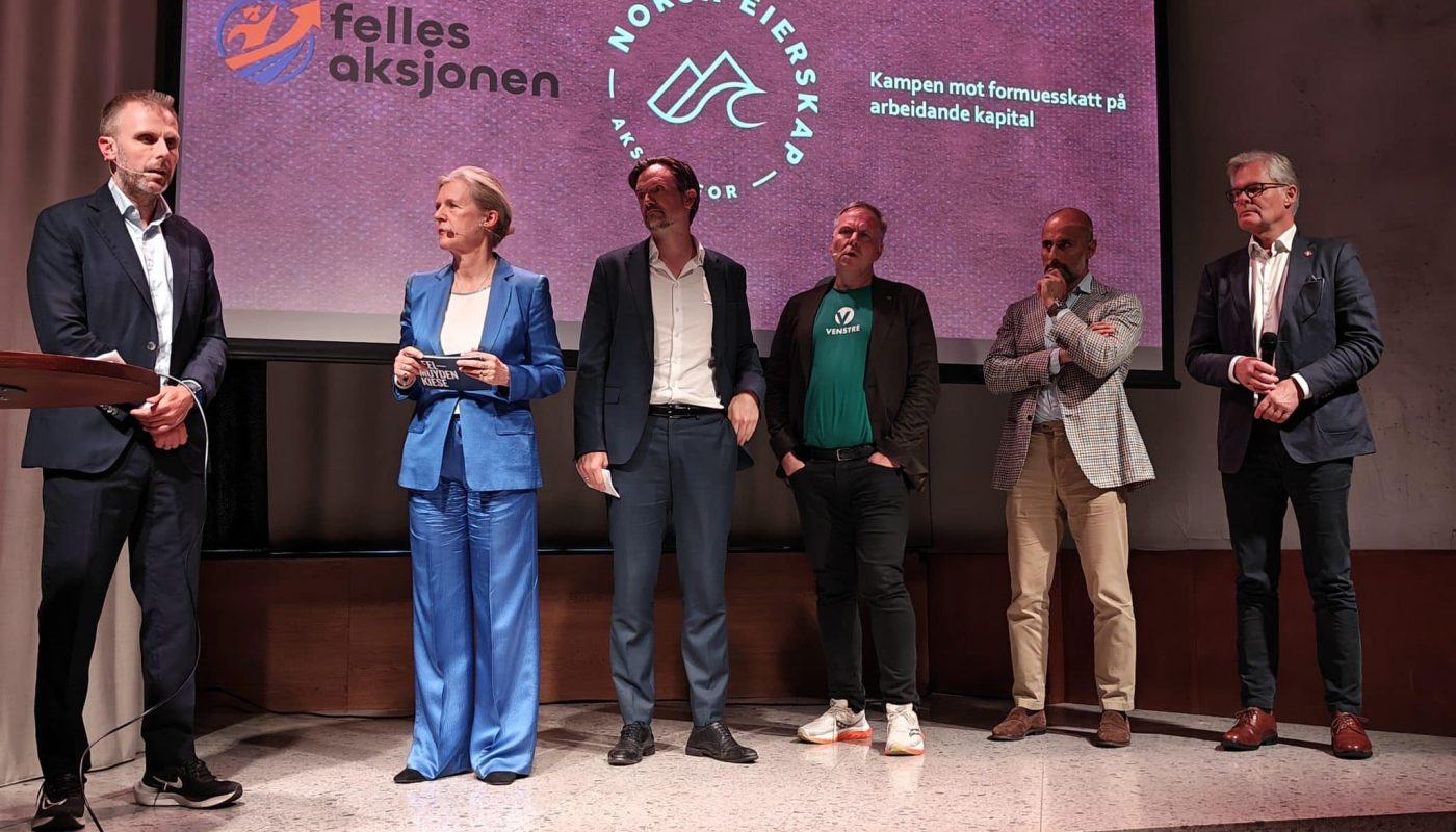 Torgeir Micalsen (AP), Møteleder Margrethe Geelmuyden, Dag-Inge Ulstein (KrF), Alfred Bjørlo (V), Mahmoud Farahmand (H) og Hans Andreas Limi (FrP) under den politiske debatten om formuesskatten, på Trekanten, 26.06.25.
Foto: Klaus Jakobsen