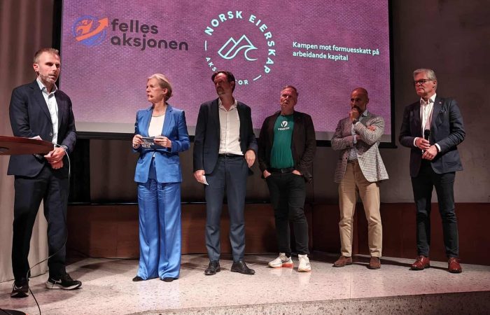 Torgeir Micalsen (AP), Møteleder Margrethe Geelmuyden, Dag-Inge Ulstein (KrF), Alfred Bjørlo (V), Mahmoud Farahmand (H) og Hans Andreas Limi (FrP) under den politiske debatten om formuesskatten, på Trekanten, 26.06.25.
Foto: Klaus Jakobsen