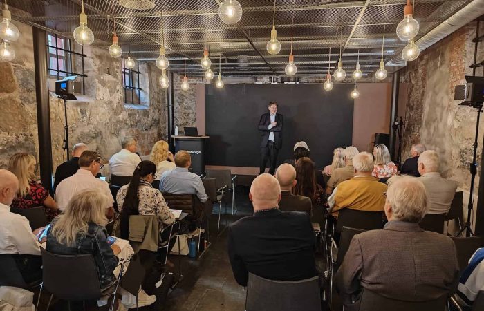 Styreleder i SMB Norge, Karl-Anders Grønland ønsker velkommen til feiring av den internasjonale SMB-dagen, fra nye flotte lokaler.
Foto: Klaus Jakobsen