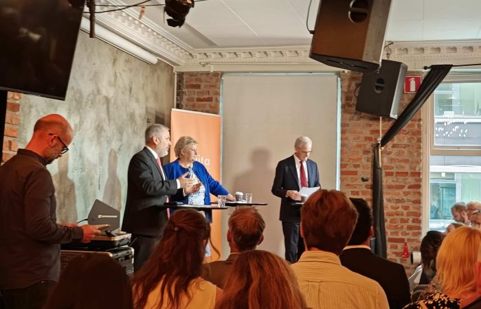 Det var en munter debatt mellom Erna Solberg (H) og Jonas Gahr Støre (AP) på Brød & Sirkus i Oslo mandag, arrangert av Civita og møteleder Eirik Løkke.
Foto: Klaus Jakobsen