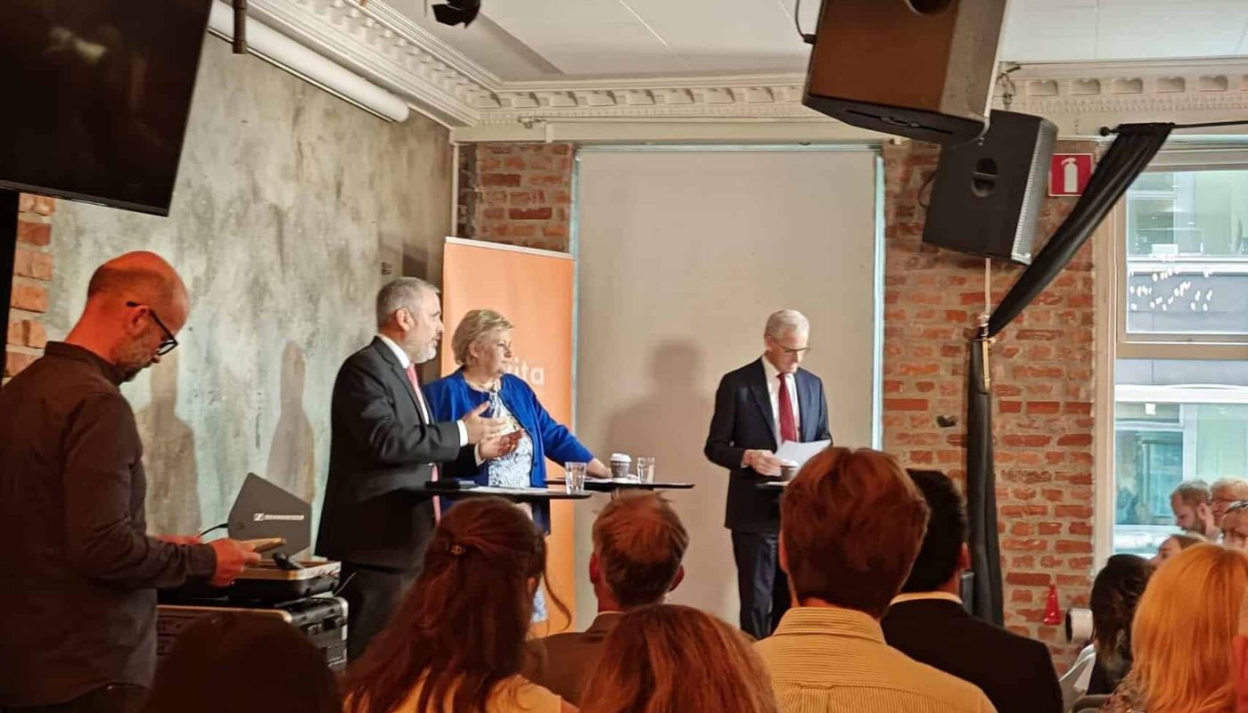 Det var en munter debatt mellom Erna Solberg (H) og Jonas Gahr Støre (AP) på Brød & Sirkus i Oslo mandag, arrangert av Civita og møteleder Eirik Løkke.
Foto: Klaus Jakobsen
