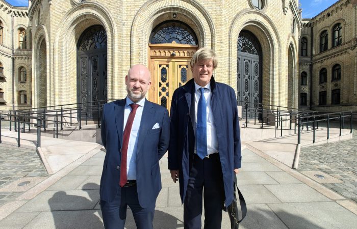 Jørund Rytman (SMB Norge) og advokat Jon Skjørshammer, er ikke helt fornøyde med utfallet for Rekonstruksjonsloven i Stortinget. Foreløpig passer den for store foretak, ikke små bedrifter.
Foto: Klaus Jakobsen