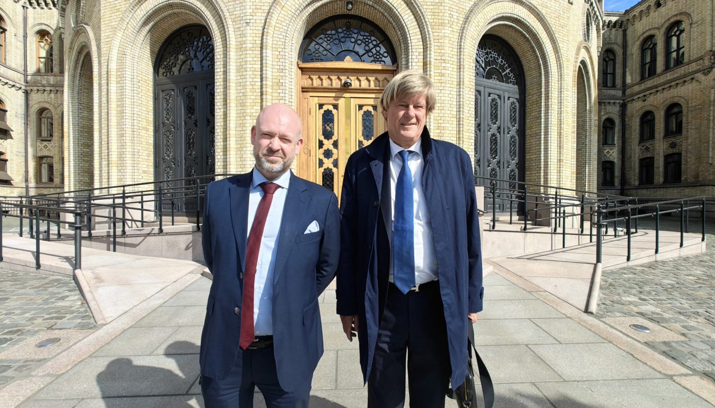 Jørund Rytman (SMB Norge) og advokat Jon Skjørshammer, er ikke helt fornøyde med utfallet for Rekonstruksjonsloven i Stortinget. Foreløpig passer den for store foretak, ikke små bedrifter.
Foto: Klaus Jakobsen