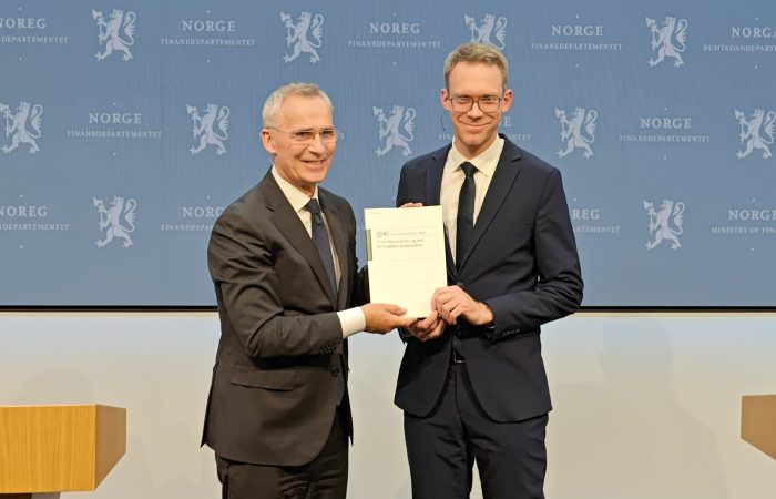 Finansminister Jens Stoltenberg tar i mot Skattekommisjonens rapport (NOU) om fremtidens skatt, fra Skattekommisjonens leder Eigil Knutsen.
Foto: Klaus Jakobsen