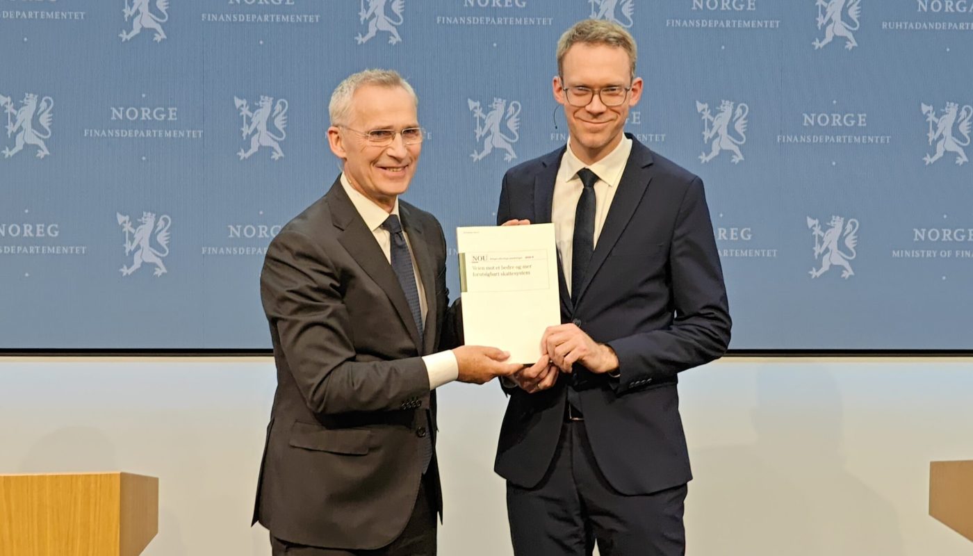 Finansminister Jens Stoltenberg tar i mot Skattekommisjonens rapport (NOU) om fremtidens skatt, fra Skattekommisjonens leder Eigil Knutsen.
Foto: Klaus Jakobsen