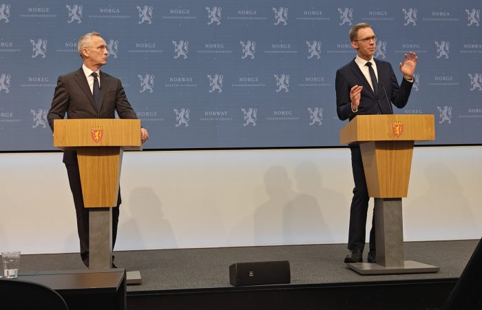 Finansminister Jens Stoltenberg (AP) og Skattekommisjonens leder, Eigil Knutsen (AP), under presentasjonen av NOU 2026: 9 Veien mot et bedre og mer forutsigbart skattesystem.
Foto: Klaus Jakobsen