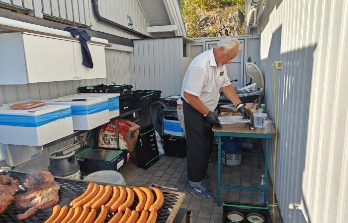 Slakter Jens Eide i arbeid under SMB Norges grillfest, Arendalsuka 2026. I fem år har strømutgiftene vært ekstreme for slakteriet, mens politikerne lar det suse forbi... Vi tok en podcast-prat med slakter Jens Eide.
Foto: Klaus Jakobsen