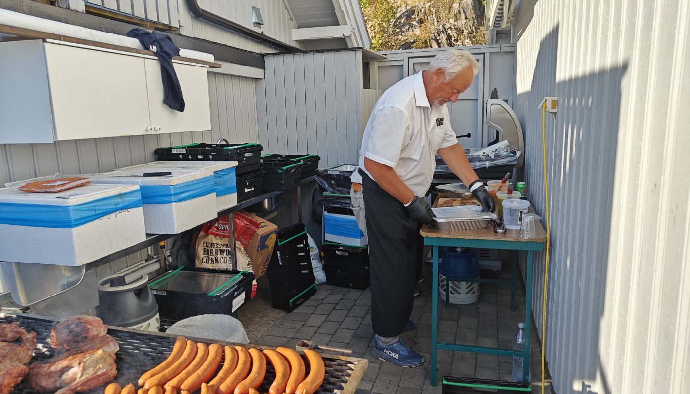 Slakter Jens Eide i arbeid under SMB Norges grillfest, Arendalsuka 2026. I fem år har strømutgiftene vært ekstreme for slakteriet, mens politikerne lar det suse forbi... Vi tok en podcast-prat med slakter Jens Eide.
Foto: Klaus Jakobsen