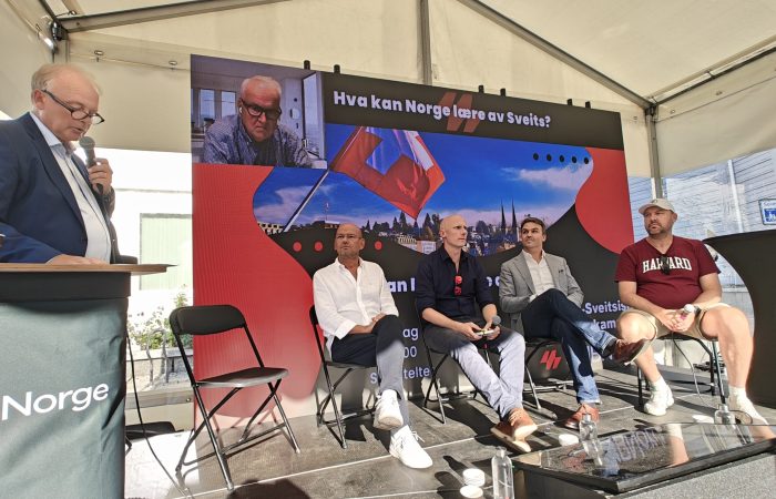 Fra venstre: Dag Abrahamsen (ordstyrer), Jens Rugseth (på skjerm - investor bosatt i Sveits), Rune Midtun (Stortingsrep. FrP), Are Søberg (Sløseriombudsmannen), Zeno Albisser (Sveitser og CEO, Hemispherian AS) og Eirik Furuseth (Gründer Finansco) - under SMB Norges debatt om hva Norge kan lære av Sveits, Arendalsuka 2026.
Foto: Klaus Jakobsen